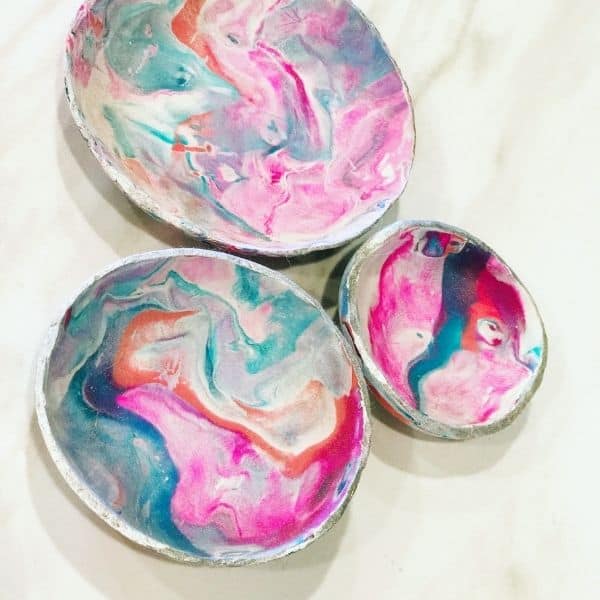 You can make these easy marble clay bowls to use as trinket dishes | WildflowersAndWanderlust.com