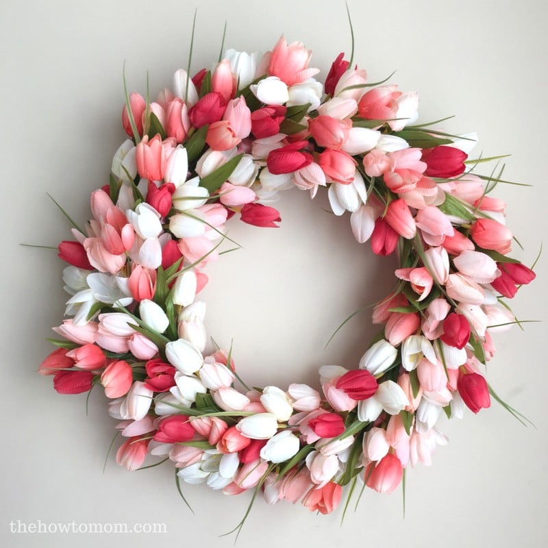 A beautiful Tulip Spring Wreath by the How To Mom featured on WildflowersAndWanderlust.com