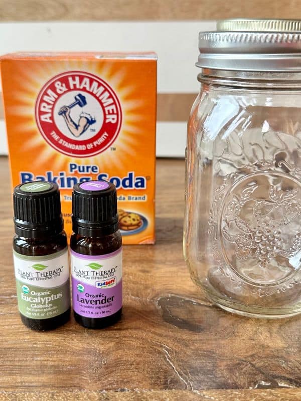 Baking soda and essential oils for air freshener